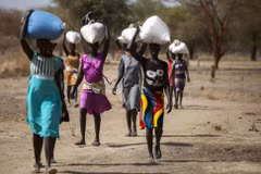 Người dân nhận thực phẩm cứu trợ tại Ngop (Nam Sudan). (Ảnh: AFP/TTXVN)