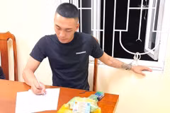 Đối tượng Trần Nhật Minh tại cơ quan Công an. (Ảnh: TTXVN phát)
