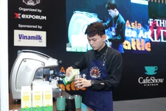 Thí sinh thực hiện phần thi pha chế, vẽ Latte Art.