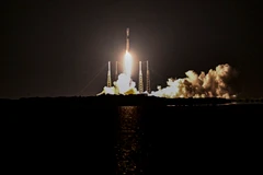 Tên lửa Falcon 9 của SpaceX mang theo vệ tinh Starlink 4-20 rời bệ phóng tại trung tâm vũ trụ ở Mũi Canaveral, bang Florida (Mỹ), ngày 4/9/2022. (Ảnh: AFP/TTXVN)