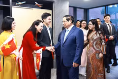 Thủ tướng Phạm Minh Chính và Phu nhân gặp gỡ cán bộ, nhân viên Đại sứ quán và cộng đồng người Việt Nam tại Hàn Quốc. (Ảnh: Dương Giang/TTXVN)