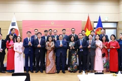 Thủ tướng Phạm Minh Chính và Phu nhân gặp gỡ cán bộ, nhân viên Đại sứ quán và cộng đồng người Việt Nam tại Hàn Quốc, chiều 30/6/2024 tại Thủ đô Seoul. (Ảnh: Dương Giang/TTXVN)