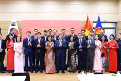 Thủ tướng Phạm Minh Chính và Phu nhân gặp gỡ cán bộ, nhân viên Đại sứ quán và cộng đồng người Việt Nam tại Hàn Quốc, chiều 30/6/2024 tại Thủ đô Seoul. (Ảnh: Dương Giang/TTXVN)