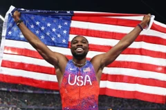 Noah Lyles ăn mừng chiến thắng giành huy chương Vàng ở nội dung chung kết 100m nam. (Nguồn: Getty Images/CNN)