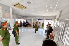 Cơ quan chức năng công bố quyết định khởi tố bị can, thi hành lệnh bắt tạm giam đối với hai Phó Giám đốc Trung tâm Đăng kiểm Xe Cơ giới 86-02D-Bình Thuận. (Ảnh: Nguyễn Thanh/TTXVN)