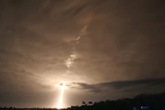Tên lửa đẩy Falcon 9 mang theo vệ tinh PACE rời bệ phóng tại Trung tâm Vũ trụ Kennedy ở Cape Canaveral, Florida (Mỹ) ngày 8/2/2024. (Ảnh: AFP/TTXVN)