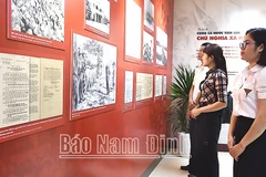 Người dân thành phố Nam Định tham quan Trưng bày tài liệu lưu trữ. (Nguồn: Báo Nam Định)