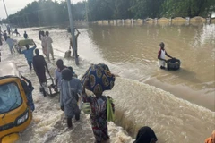 Người dân chạy lũ ở bang Borno, miền Bắc Nigeria ngày 15/9/2024. (Nguồn: Reuters)