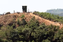 Ảnh chụp từ tháp quan sát của Hàn Quốc ở Paju, cách Seoul 37km về phía Tây Bắc ngày 4/6/2024: Binh sỹ Triều Tiên xây dựng cứ điểm ở Khu Phi Quân sự (DMZ). (Ảnh: Yonhap/TTXVN)