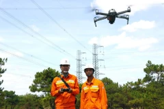 Đội truyền tải điện Biển Hồ sử dụng fly cam kiểm tra tuyến đường dây đường dây 500kV Thạnh Mỹ-Pleiku 2. (Ảnh: Huy Hùng/TTXVN)