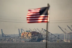 Hiện trường vụ sập cầu Francis Scott Key ở thành phố Baltimore, bang Maryland (Mỹ), sau khi bị tàu chở hàng đâm trúng, ngày 26/3/2024. (Ảnh: AFP/TTXVN)