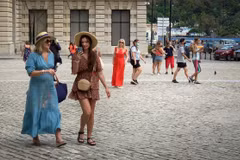 Du khách Nga tham quan Thủ đô La Habana của Cuba. (Ảnh: AFP/TTXVN)