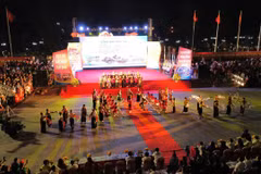 Festival múa sạp “Rực rỡ sắc màu Tây Bắc” năm 2024 có sự tham gia của hơn 3.000 diễn viên quần chúng ở thành phố Yên Bái. (Ảnh: TTXVN phát)