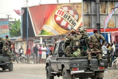 Binh sỹ Cộng hòa Dân chủ Congo tuần tra trên đường phố tại Kinshasa. (Ảnh: AFP/TTXVN)