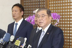 Ông Shigeru Ishiba (phải) trong một cuộc gặp gỡ báo chí hôm 14/8 vừa qua. (Nguồn: Kyodo News)