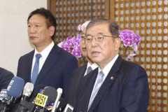 Ông Shigeru Ishiba (phải) trong một cuộc gặp gỡ báo chí hôm 14/8 vừa qua. (Nguồn: Kyodo News)