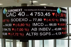 Bảng điện tử hiện thị chỉ số CAC 40 tại La Defense (Pháp). (Ảnh: AFP/TTXVN)