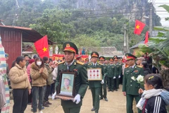 Lễ đón nhận hài cốt liệt sỹ Hứa Kim Chiểu, quân tình nguyện Việt Nam hy sinh ở chiến trường nước Cộng hòa Dân chủ Nhân dân Lào. (Ảnh: TTXVN phát)