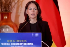 Ngoại trưởng Đức Annalena Baerbock phát biểu tại một cuộc họp báo ở Albania hồi năm ngoái. (Ảnh: AFP/TTXVN)