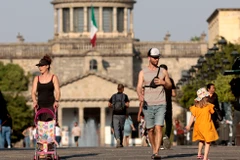 Người dân di chuyển dưới trời nắng nóng tại bang Jalisco (Mexico) ngày 9/5/2024. (Ảnh: AFP/TTXVN)