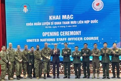 Trung tướng Nguyễn Trọng Bình, Phó Tổng Tham mưu Trưởng Quân đội Nhân dân Việt Nam và các đại biểu tại Lễ Khai mạc Khóa Huấn luyện. (Ảnh: TTXVN phát)