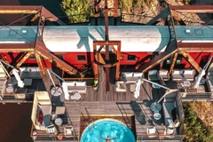 Du khách trải nghiệm "Đoàn Tàu trên Cầu." (Nguồn: CNN)