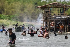 Người dân tắm sông tránh nóng tại Bulacan (Philippines), ngày 6/4/2024. (Ảnh: AFP/TTXVN)