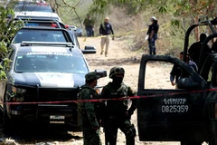 Binh sỹ Mexico điều tra tại hiện trường vụ tấn công nhằm vào cảnh sát tuần tra ở Guadalajara, bang Chiapas (Mexico), ngày 12/7/2023. (Ảnh: AFP/TTXVN)