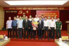 Ban Thường vụ Tỉnh ủy Vĩnh Phúc chúc mừng tân Phó bí thư Tỉnh ủy Vĩnh Phúc Bùi Huy Vĩnh. (Ảnh: Hoàng Hùng/TTXVN)