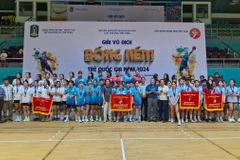 Ban Tổ chức Giải Vô địch Bóng ném Trẻ Quốc gia 2024 trao huy chương và cờ lưu niệm cho các đội đạt thành tích cao nội dung nữ lứa tuổi U20. (Ảnh: Huỳnh Sơn/TTXVN)