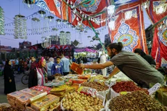 Người dân mua sắm tại một chợ ở Cairo (Ai Cập). (Ảnh: AFP/TTXVN)