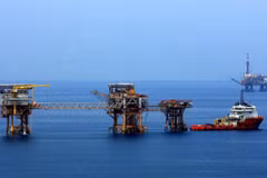 Các giàn khoan khai thác dầu khí của Liên doanh Vietsovpetro tại mỏ Bạch Hổ. (Ảnh: Huy Hùng/TTXVN)