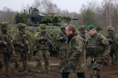 Bộ trưởng Quốc phòng Đức Boris Pistorius (trái) thăm một đơn vị quân đội ở Altengrabow, Đông Đức hồi đầu năm ngoái. (Ảnh: AFP/TTXVN)