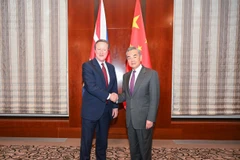 Bộ trưởng Ngoại giao Trung Quốc Vương Nghị (phải) bắt tay Ngoại trưởng Anh David Cameron trong cuộc gặp bên lề Hội nghị An ninh Munich, ngày 16/2/2024. (Nguồn: China Daily)