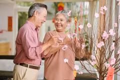 Về nhà có mẹ cha, thấy Tết thêm trọn vẹn, mùa Xuân thêm đầm ấm đủ đầy