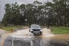 Mưa lớn chia cắt nhiều con đường ở thành phố Sydney (Australia). (Nguồn: ABC)