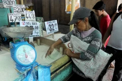 Người dân mua gạo tại khu chợ tại Manila (Philippines). (Ảnh: AFP/TTXVN)