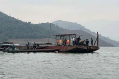 Lực lượng chức năng đã tìm thấy thi thể nạn nhân thứ hai trong vụ tai nạn xảy ra hôm 17/4. (Ảnh: TTXVN phát)