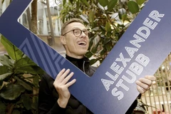Ông Alexander Stubb vận động tranh cử tại Trung tâm Mua sắm Sello ở Espoo (Phần Lan), ngày 27/1/2024. (Nguồn: France 24)