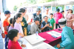 Gian hàng thư pháp hấp dẫn khách tham quan và xin chữ. (Ảnh: Đỗ Bá Thành/TTXVN)