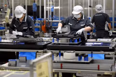 Công nhân làm việc tại một nhà máy ở Utsunomiya (Nhật Bản). (Ảnh: AFP/TTXVN)