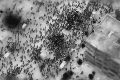 Hình ảnh video cho thấy lực lượng Israel phóng hỏa nhằm vào người dân Palestine đang chờ nhận hàng viện trợ nhân đạo tại thành phố Gaza ngày 29/2/2024. (Ảnh: AA/TTXVN)