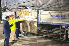 Lực lượng chức năng kiểm tra ôtô tải vận chuyển trái phép hàng nhập lậu. (Ảnh: TTXVN phát)