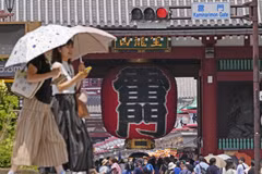 Người dân trên đường phố Tokyo (Nhật Bản). (Ảnh: Kyodo/TTXVN)