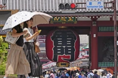 Người dân trên đường phố Tokyo (Nhật Bản). (Ảnh: Kyodo/TTXVN)