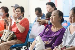 Người cao tuổi chờ khám bệnh tại Bệnh viện Thống Nhất, Thành phố Hồ Chí Minh. (Ảnh: Đinh Hằng/TTXVN)