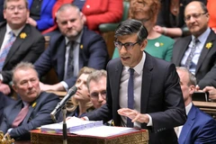 Thủ tướng Anh Rishi Sunak phát biểu tại một phiên họp Hạ viện ở Thủ đô London. (Ảnh: AFP/TTXVN)