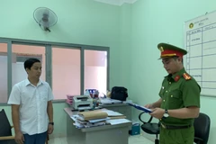 Cơ quan Điều tra thi hành lệnh bắt giam Đồng Minh Duy. (Nguồn: Công an nhân dân)