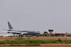 Máy bay hạ cánh tại sân bay quốc tế Diori Hamani ở Niamey (Niger) ngày 1/8/2023. (Ảnh: AFP/TTXVN)