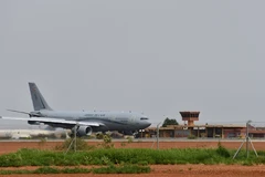 Máy bay hạ cánh tại sân bay quốc tế Diori Hamani ở Niamey (Niger) ngày 1/8/2023. (Ảnh: AFP/TTXVN)